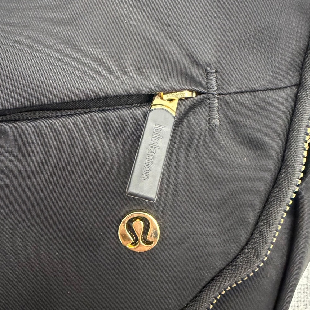 Lululemon athletica Festival Bag 5L • Black/Gold • New - Picture 4 of 6